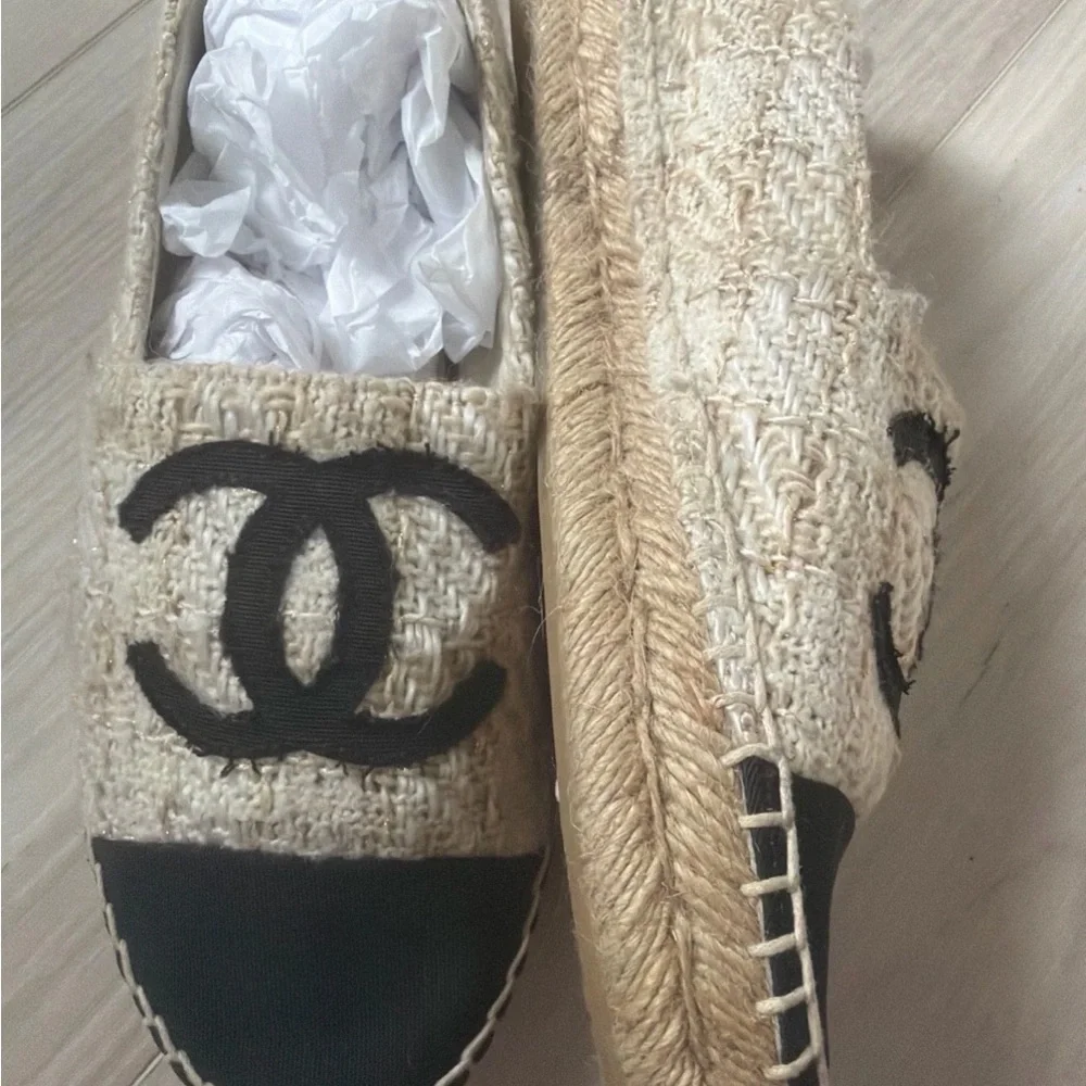 Chanel Tweed EspadrilleS Cream White gold Neutral  7 Authentic flats slip on  H
